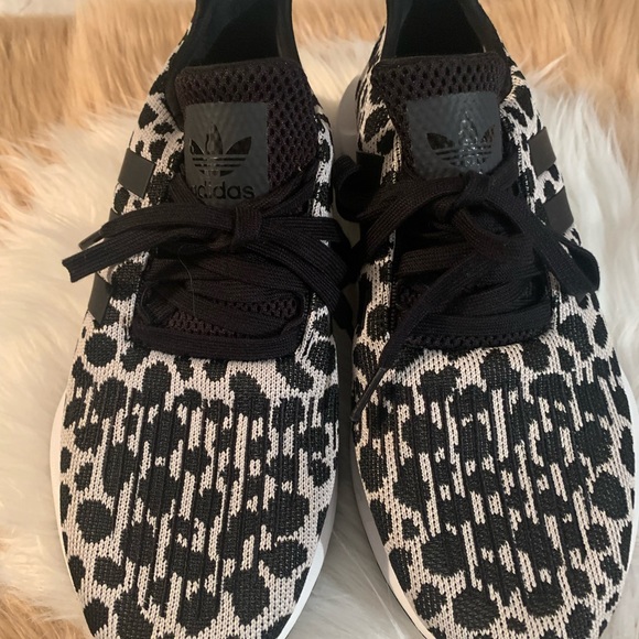 ADIDAS WOMAN BLACK AND WHITE SNEAKER. - Picture 2 of 5